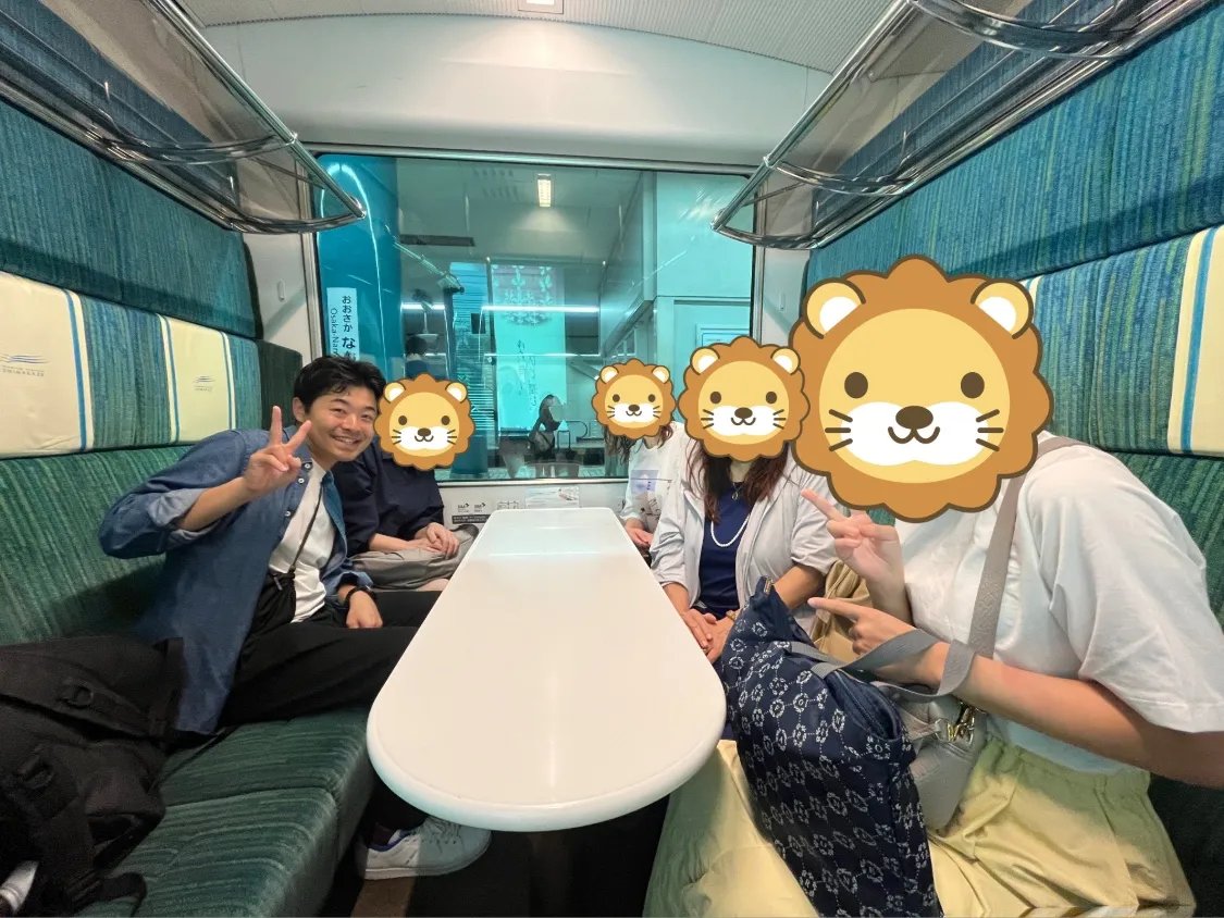 しまかぜのサロン席で、メンバーと記念撮影