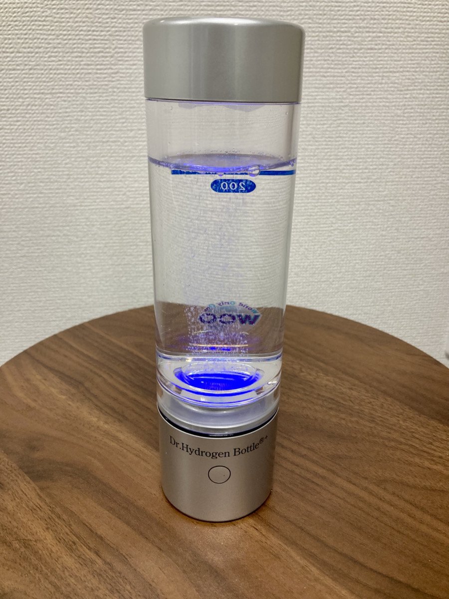 施術メニューの一つ、水素吸引で使用する水素ボトル