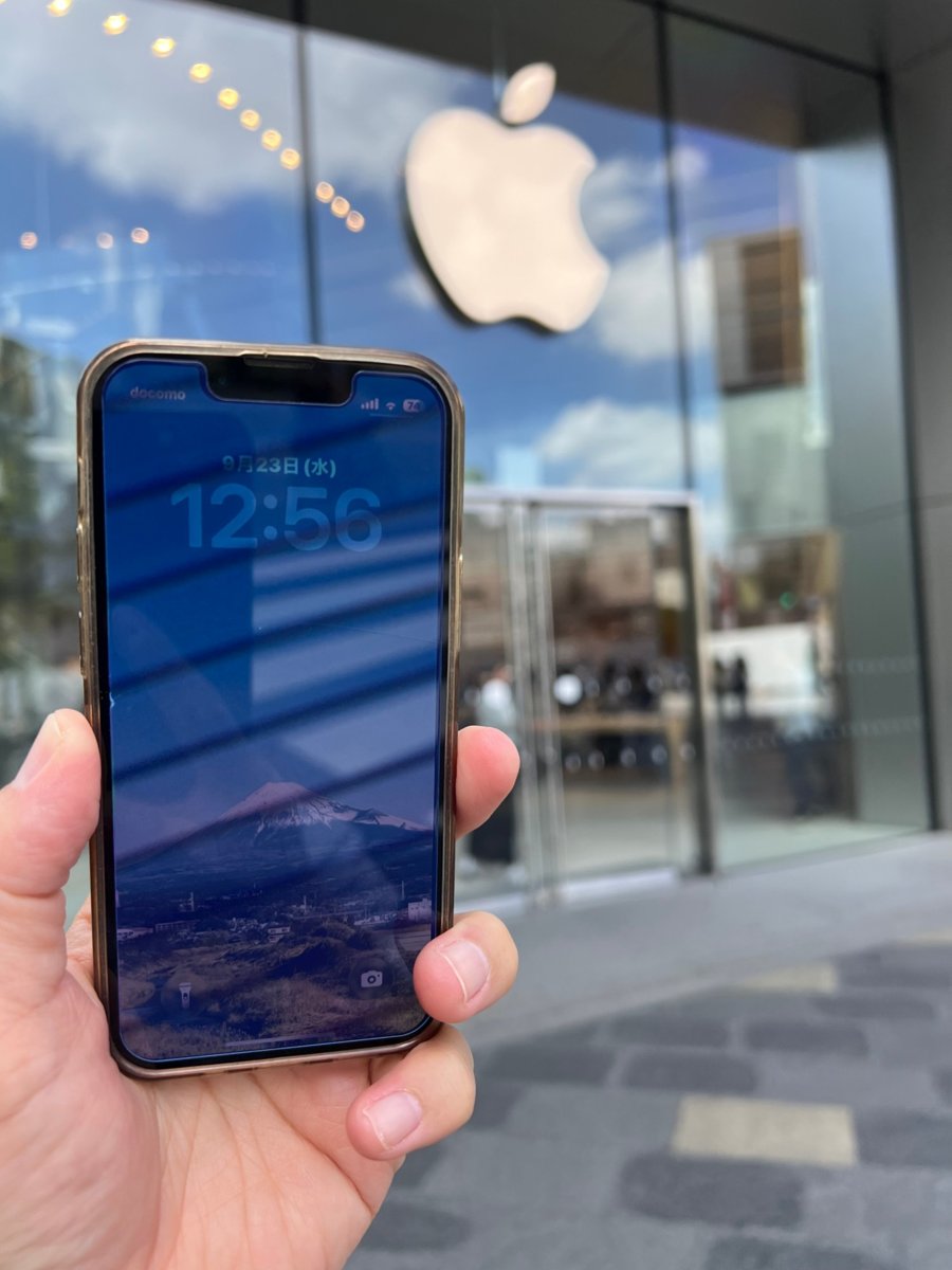 Apple Store心斎橋店の前で、バッテリー交換が済んだiPhone13miniを手に