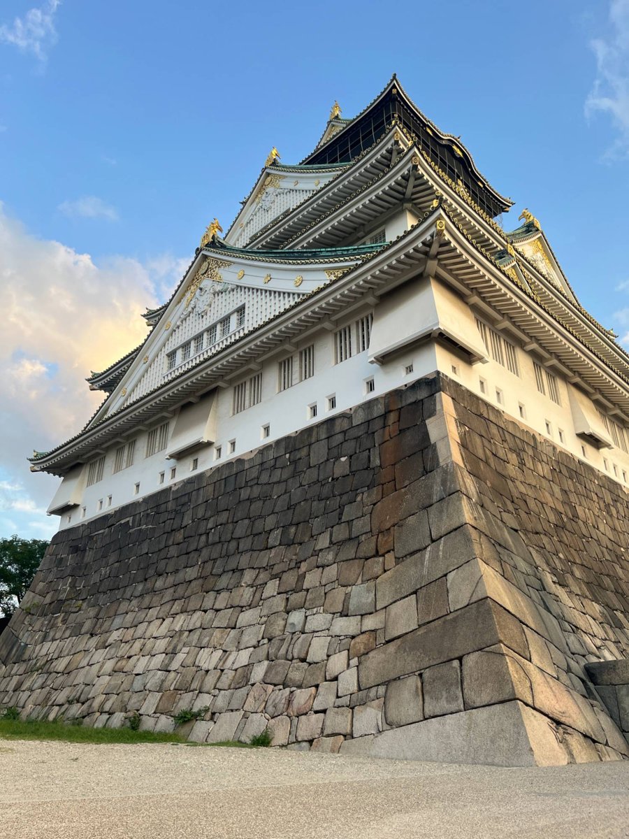 見上げるほど大迫力の大阪城