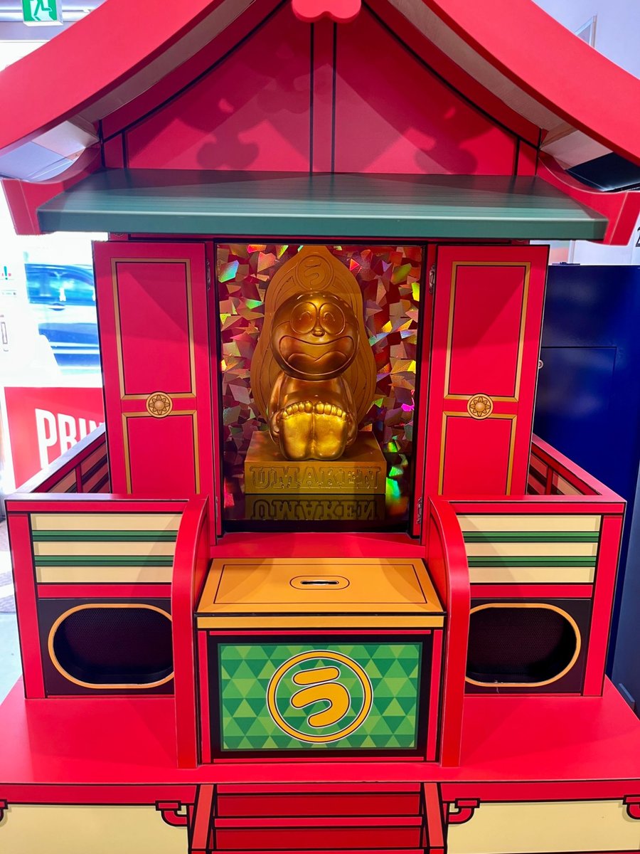 うまい棒ショップの、赤と金色の祠のようなコーナー