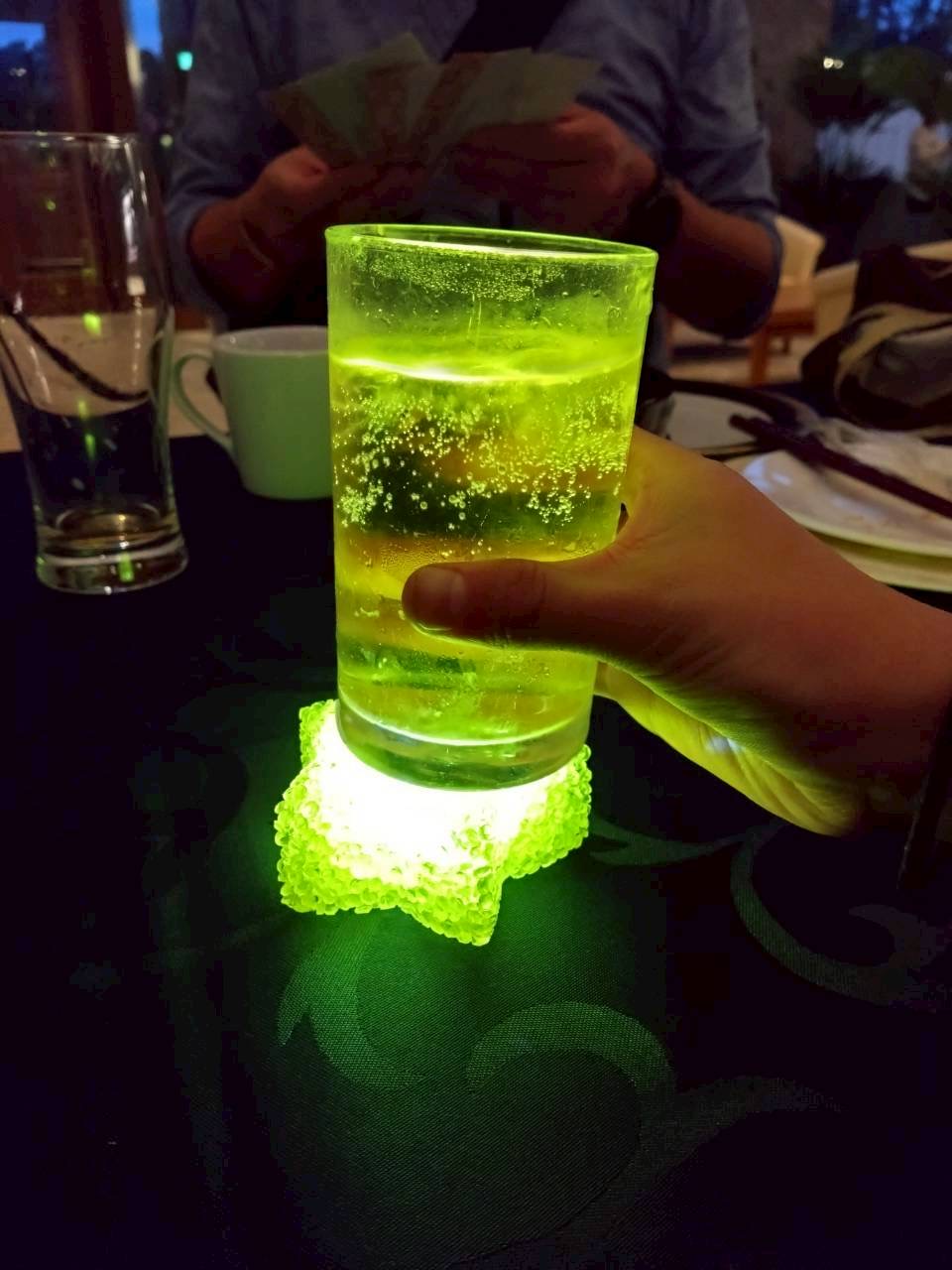 光るライトの上に置いた炭酸ジュース